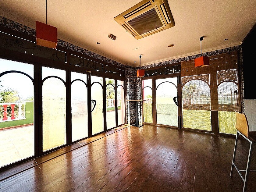 Commercial property à Orihuela, Alicante, Espagne 242 m2 No. 111285