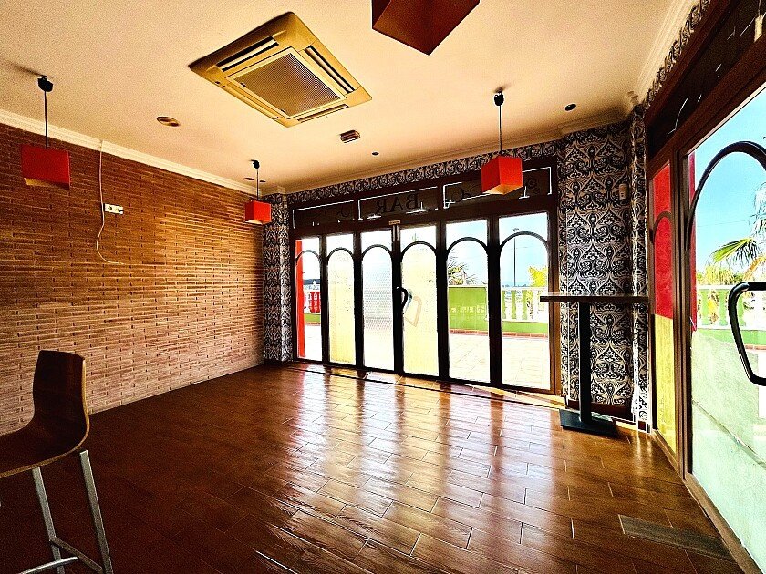 Commercial property à Orihuela, Alicante, Espagne 242 m2 No. 111285