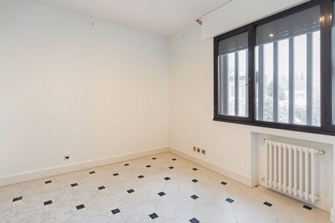 House for sale Madrid, Spain 4 bedrooms, 287 sq.m. No. 107897 - photo 19