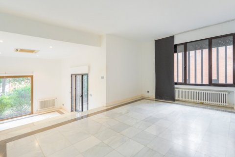 House for sale Madrid, Spain 4 bedrooms, 287 sq.m. No. 107897 - photo 5