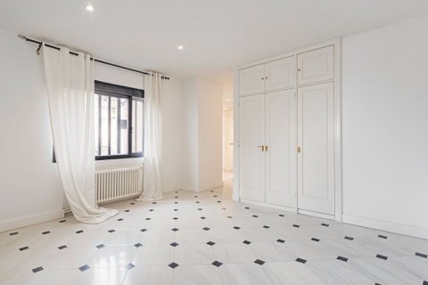 House for sale Madrid, Spain 4 bedrooms, 287 sq.m. No. 107897 - photo 20