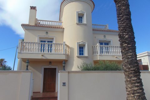 Villa for sale Cabo Roig, Alicante, Spain 5 bedrooms, 260 sq.m. No. 119132 - photo 1