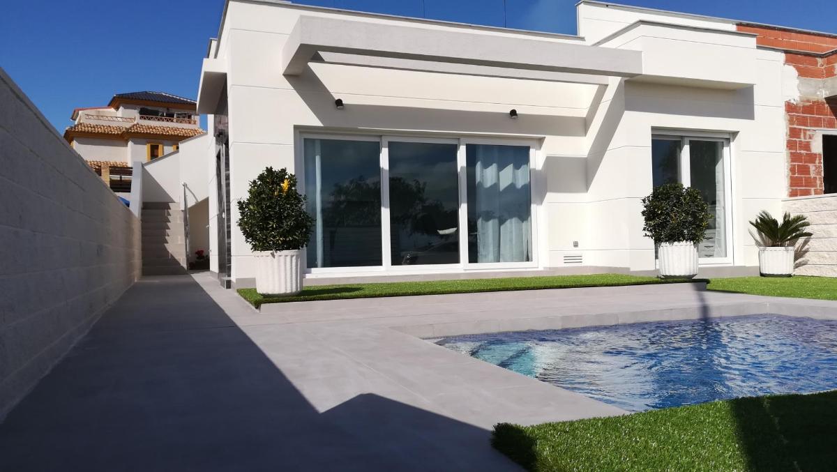Villa a Los Montesinos, Alicante, Spagna 3 camere da letto, 85 mq. N° 113088