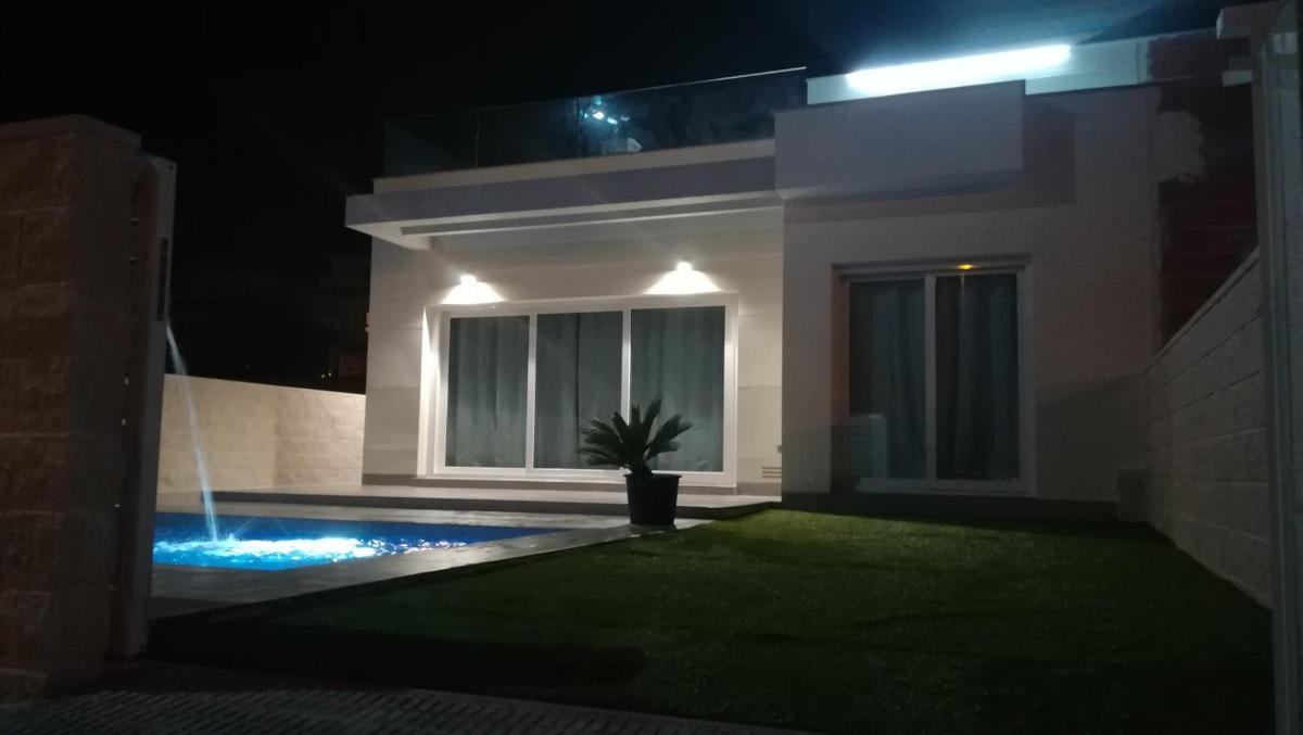 Villa a Los Montesinos, Alicante, Spagna 3 camere da letto, 85 mq. N° 113088