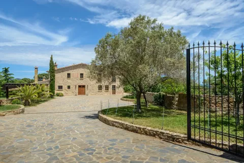 House for sale Platja D'aro, Girona, Spain 5 bedrooms, 400 sq.m. No. 90875 - photo 2
