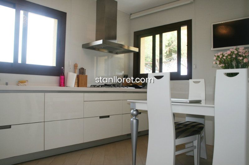 Villa en Lloret de Mar, Gerona, España 4 dormitorios, 300 m2 No. 104035