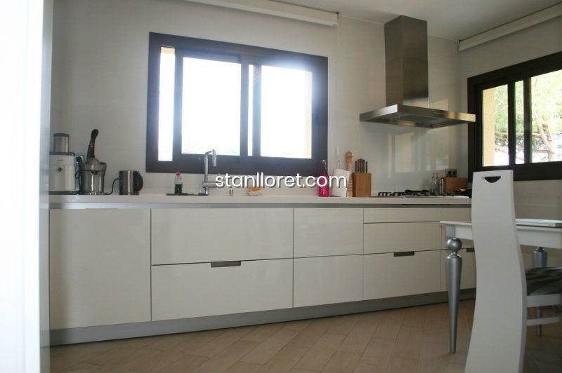 Villa en Lloret de Mar, Gerona, España 4 dormitorios, 300 m2 No. 104035