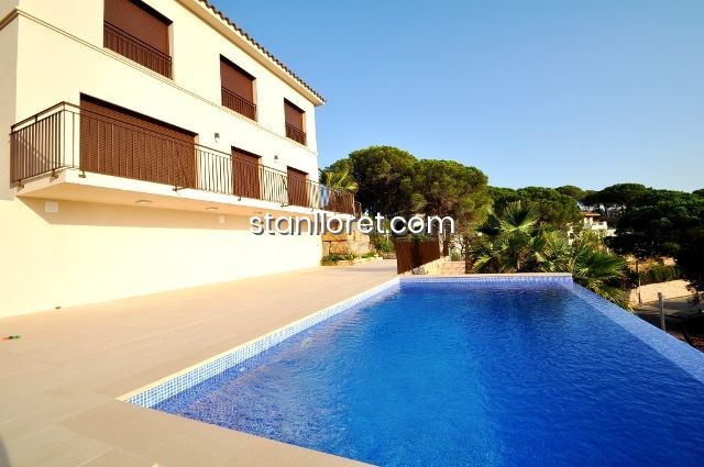 Villa en Lloret de Mar, Gerona, España 4 dormitorios, 211 m2 No. 104034