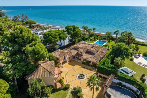 Casa in vendita Estepona, Malaga, Spagna 9 camere da letto, 735 mq. N° 100479 - foto 1