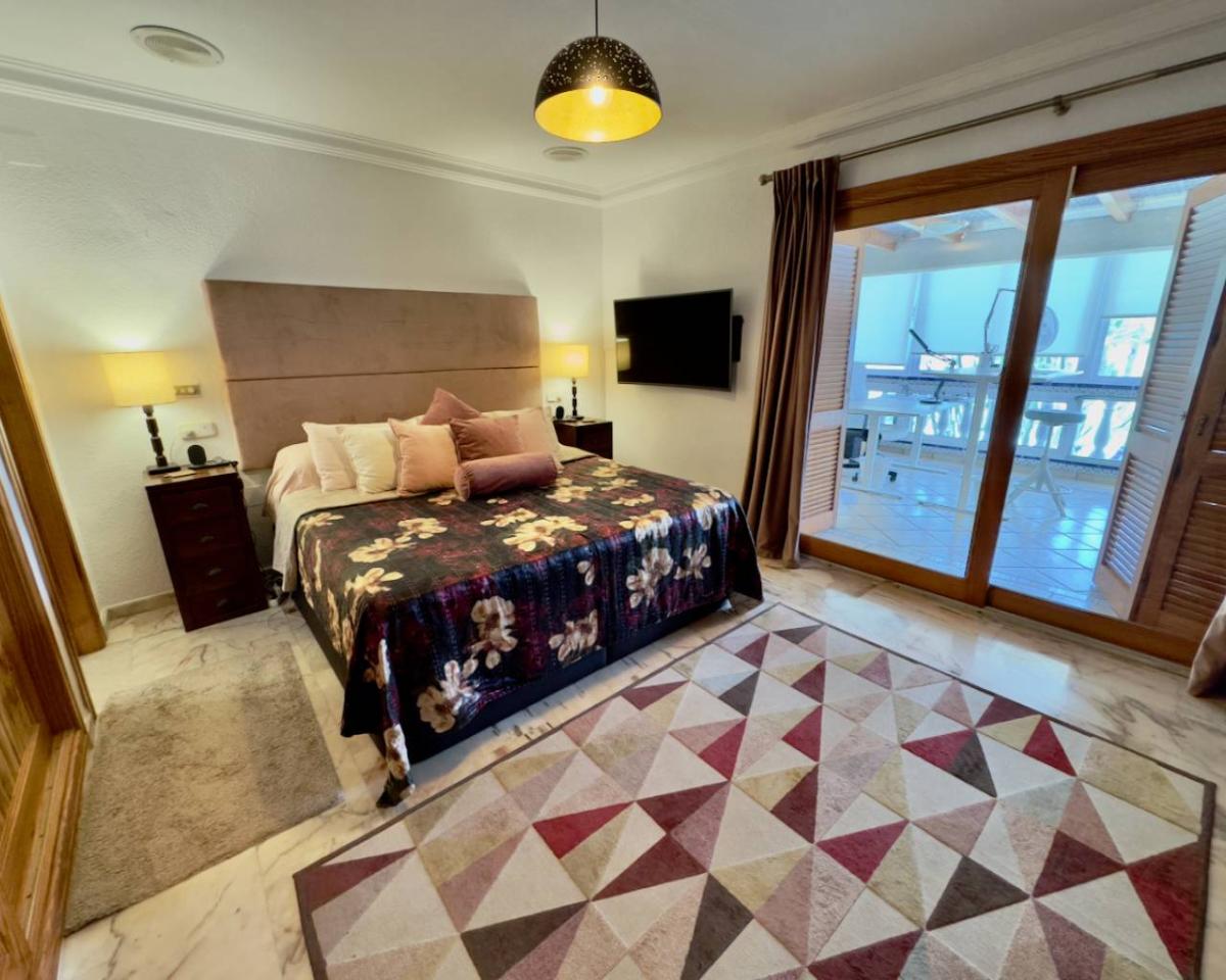 Villa a Guardamar del Segura, Alicante, Spagna 5 camere da letto, 270 mq. N° 102472