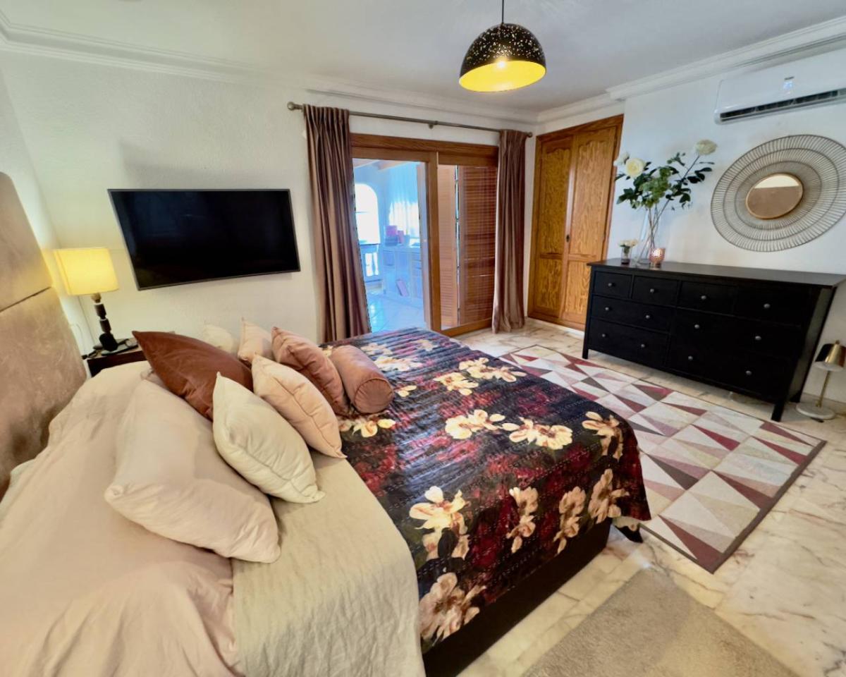Villa a Guardamar del Segura, Alicante, Spagna 5 camere da letto, 270 mq. N° 102472