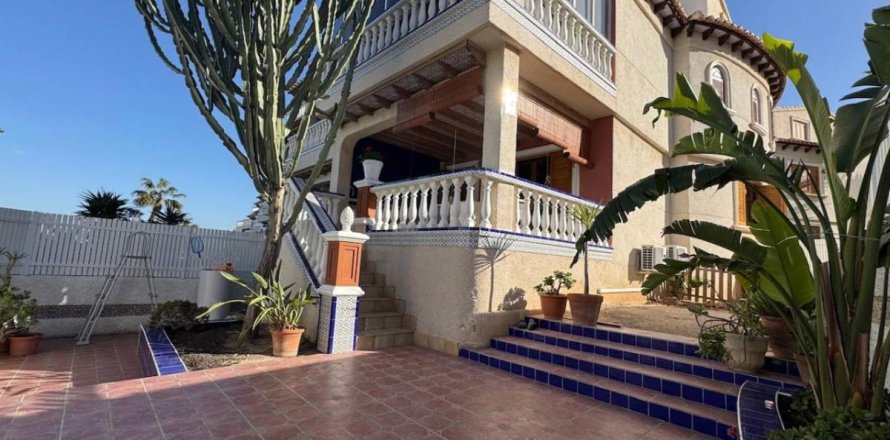 Villa in Guardamar del Segura, Alicante, Spain 5 bedrooms, 270 sq.m. No. 102472