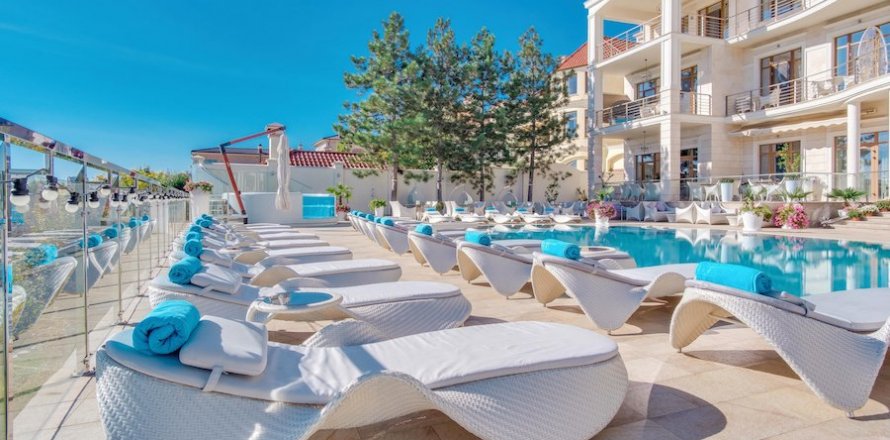 Commercial property Lloret de Mar, Girona, Spain 5640 sq.m. No. 93214
