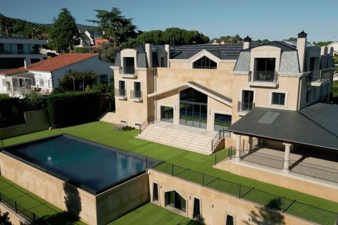 House for sale Barcelona, Spain 8 bedrooms, 2000 sq.m. No. 100130 - photo 1
