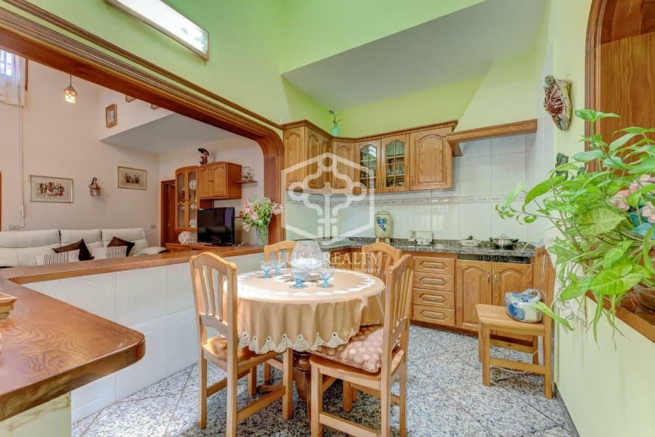 Villa a Adeje, Tenerife, Spagna 6 camere da letto, 214 mq. N° 94508