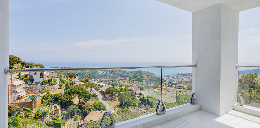 House Lloret de Mar, Girona, Spain 4 bedrooms, 223 sq.m. No. 96133