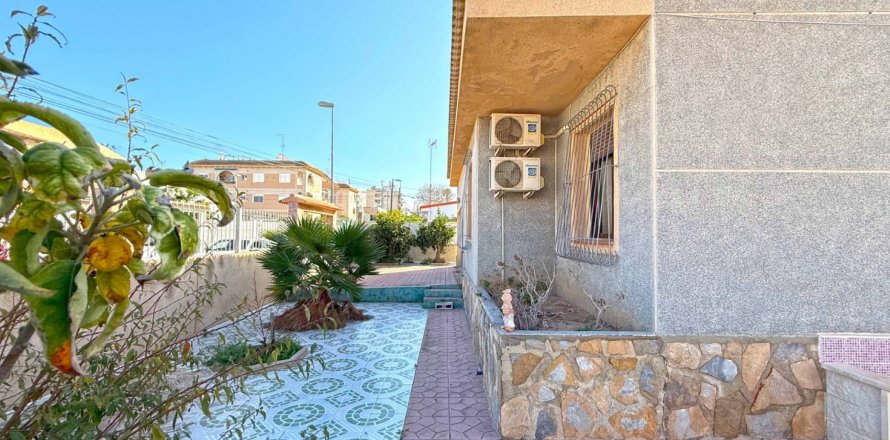 Villa Torrevieja, Alicante, Spain 4 bedrooms, 190 sq.m. No. 115152