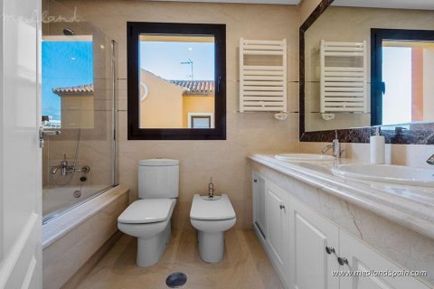Villa in vendita Estepona, Malaga, Spagna 4 camere da letto, 276 mq. N° 108425 - foto 14