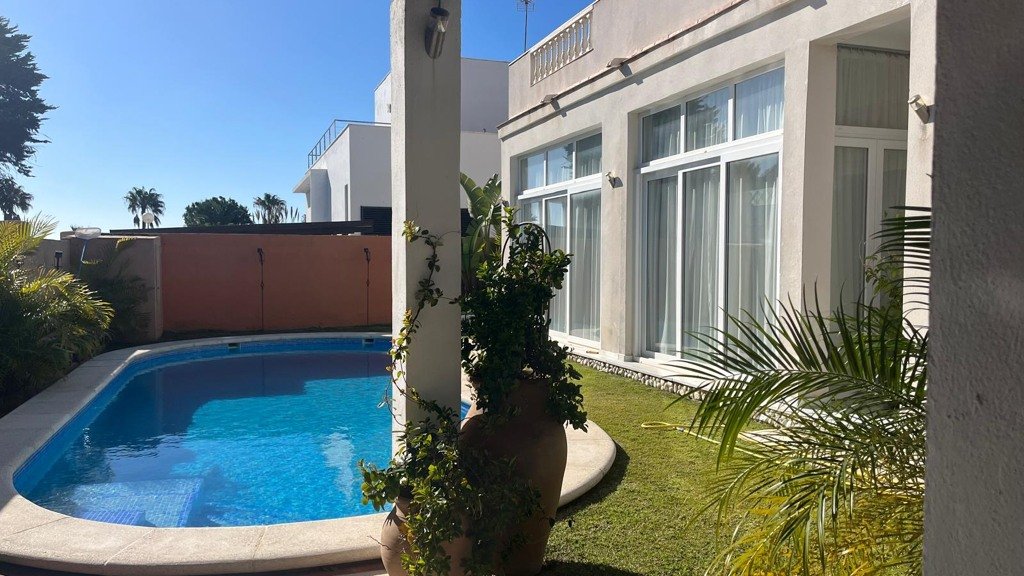Villa à El Puerto de Santa Maria, Cadiz, Espagne 4 chambres, 250 m2 No. 106352