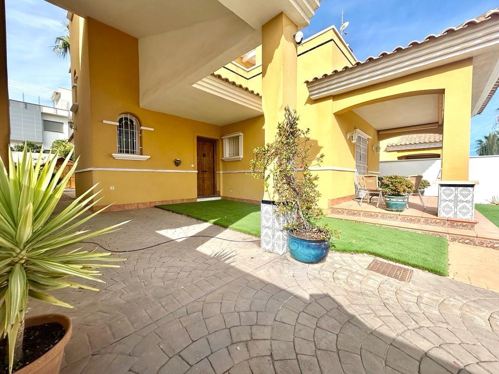 Villa in Alicante, Spain 4 bedrooms, 157 sq.m. No. 89432