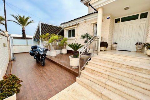 Villa for sale Torrevieja, Alicante, Spain 5 bedrooms, 469 sq.m. No. 115090 - photo 9