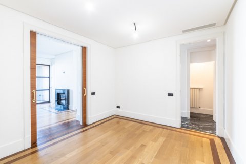 Bliźniak Madrid, Hiszpania 4 sypialnie, 333 mkw. nr 108370 – zdjęcie 11
