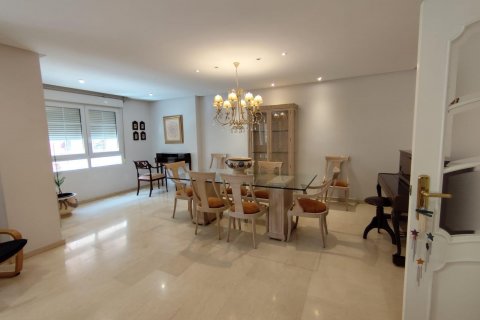Продажа квартиры Торревьеха, Аликанте, Испания 3 спальни, 176м2 №117075 - фото 2