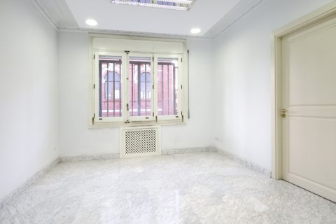 Apartment for sale Madrid, Spain 10 bedrooms, 581 sq.m. No. 107631 - photo 7
