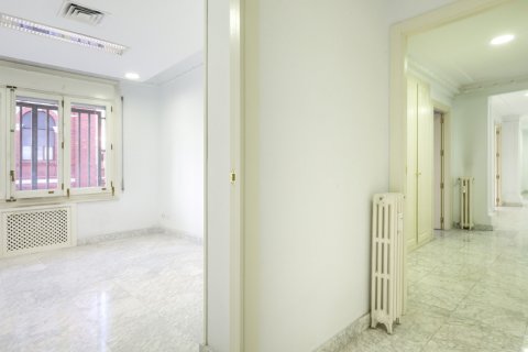 Apartment for sale Madrid, Spain 10 bedrooms, 581 sq.m. No. 107631 - photo 9
