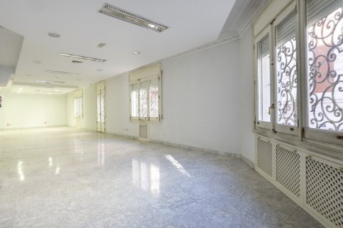 Apartment for sale Madrid, Spain 10 bedrooms, 581 sq.m. No. 107631 - photo 3