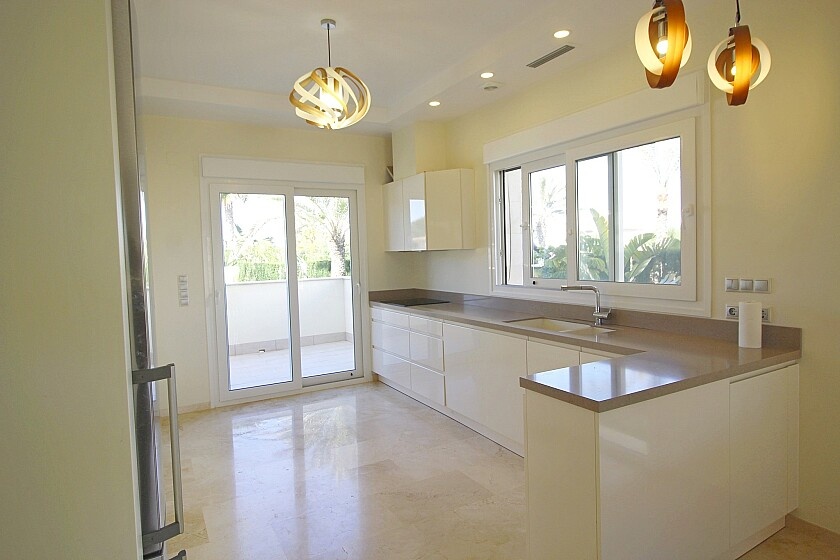 Villa in La Zenia, Alicante, Spain 5 bedrooms, 306 sq.m. No. 103370