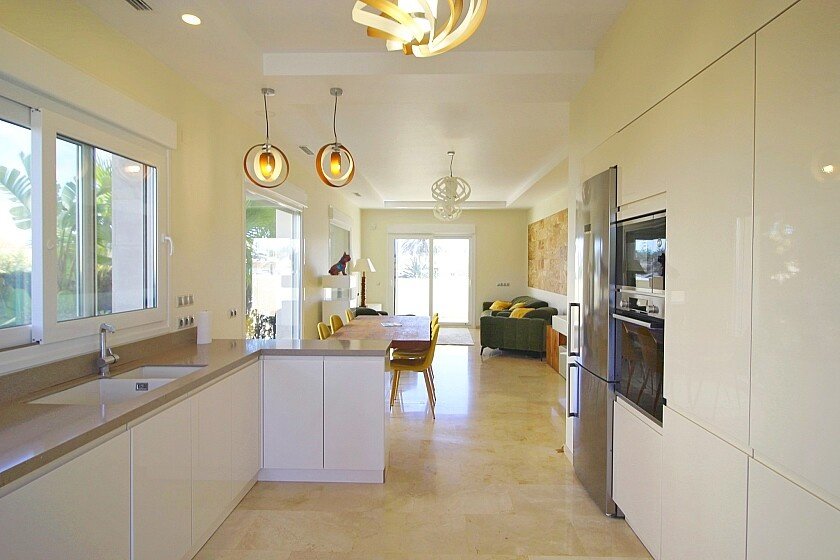 Villa in La Zenia, Alicante, Spain 5 bedrooms, 306 sq.m. No. 103370