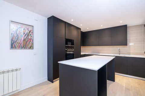 Apartment for rent Madrid, Spain 2 bedrooms, 145 sq.m. No. 107804 - photo 7