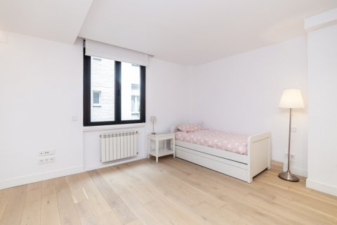 Apartment for rent Madrid, Spain 2 bedrooms, 145 sq.m. No. 107804 - photo 12