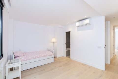 Apartment for rent Madrid, Spain 2 bedrooms, 145 sq.m. No. 107804 - photo 13
