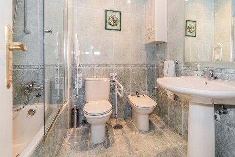 Apartment for sale Madrid, Spain 4 bedrooms, 142 sq.m. No. 107727 - photo 17